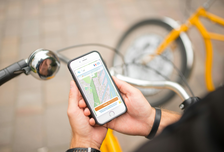 Homme tenant un smartphone en main et utilisant la plateforme Signal'Air