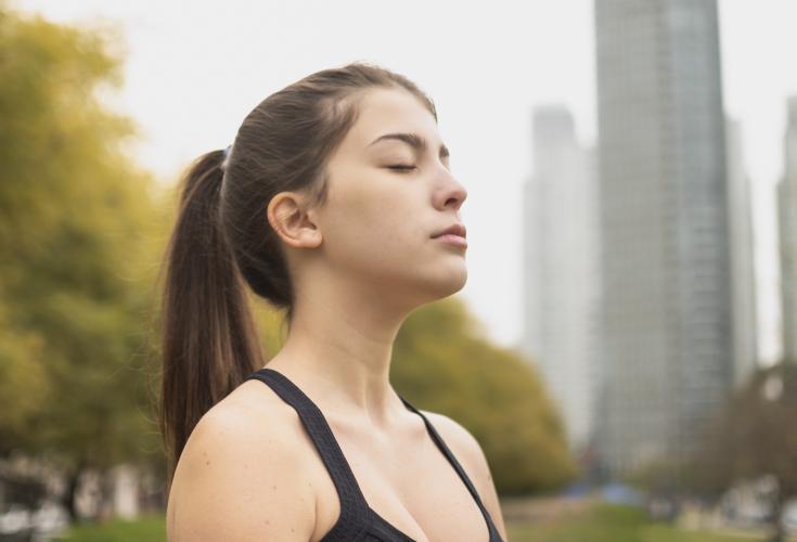 Femme qui inhale dehors