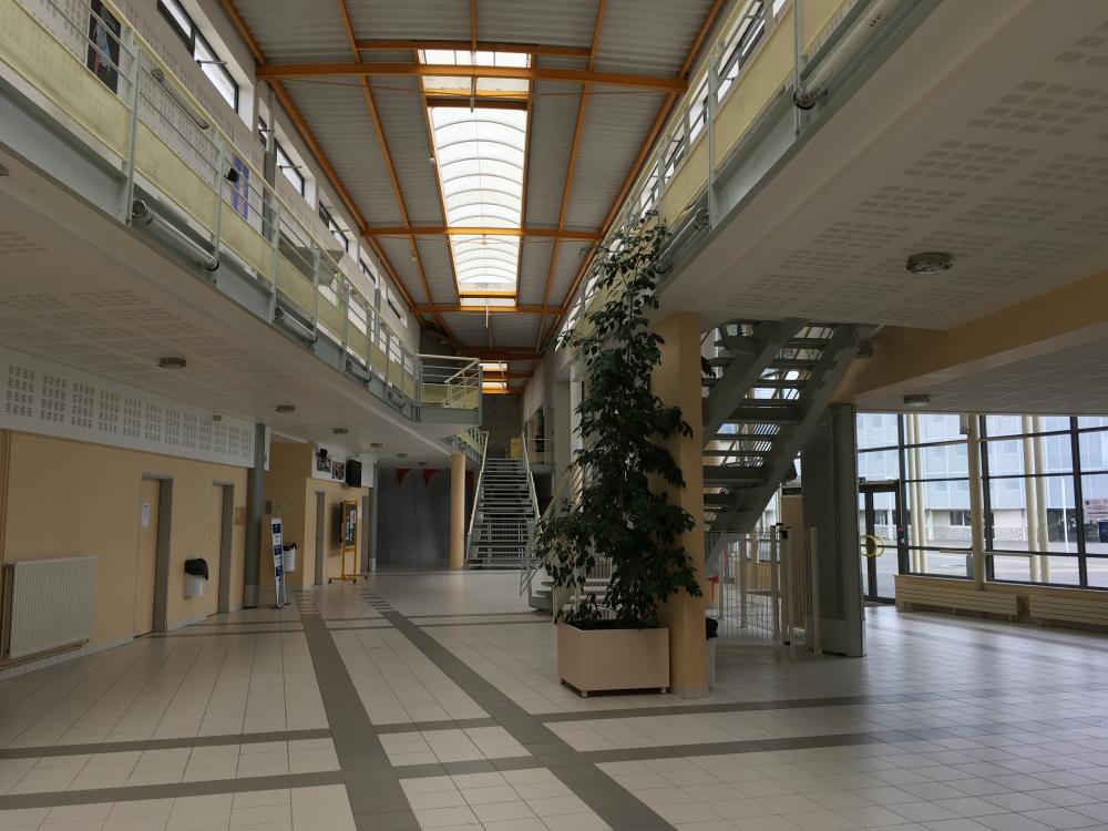 Couloir central du lycée de Châlons-en-Champagne