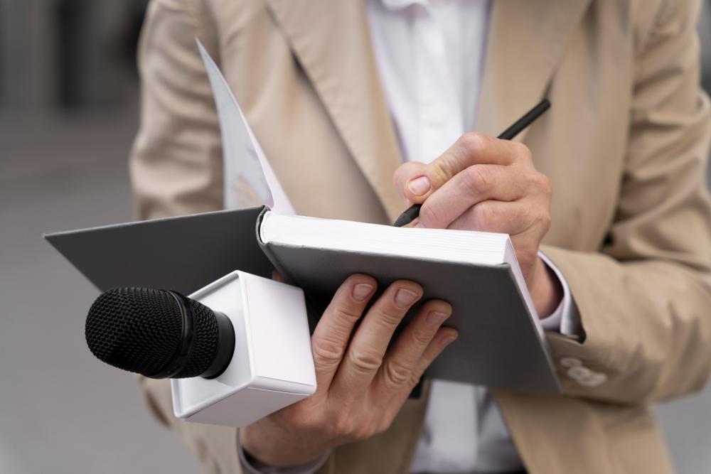 Femme journaliste prenant des notes