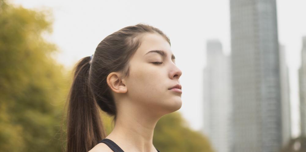 Femme qui inhale dehors