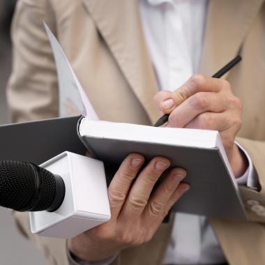 Femme journaliste prenant des notes